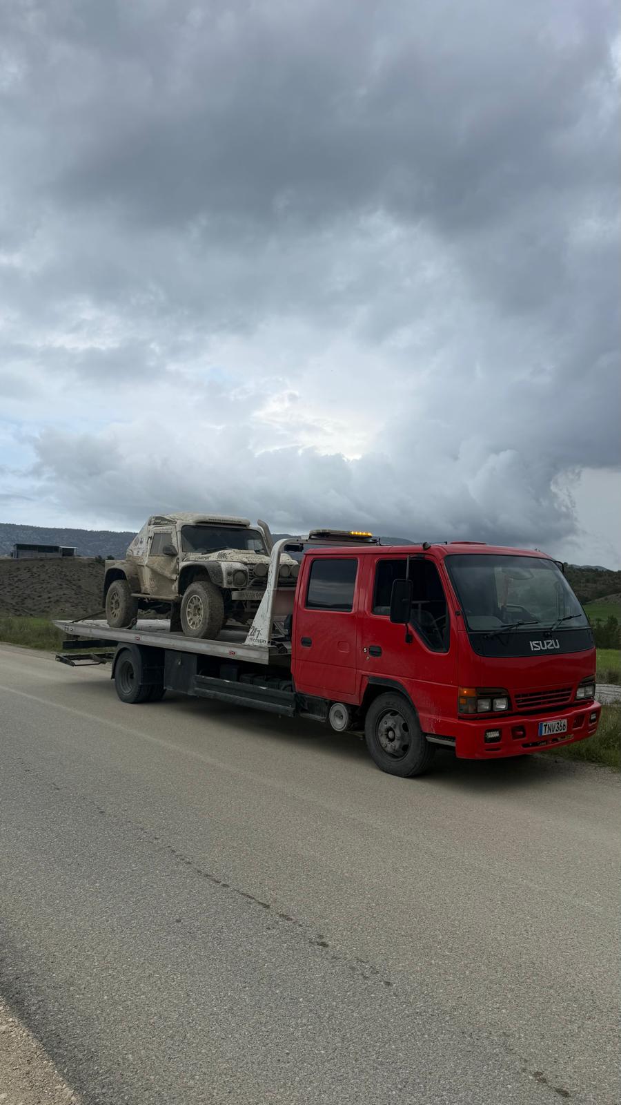 Girne çekici aracı yolda kalan otomobili taşıyor