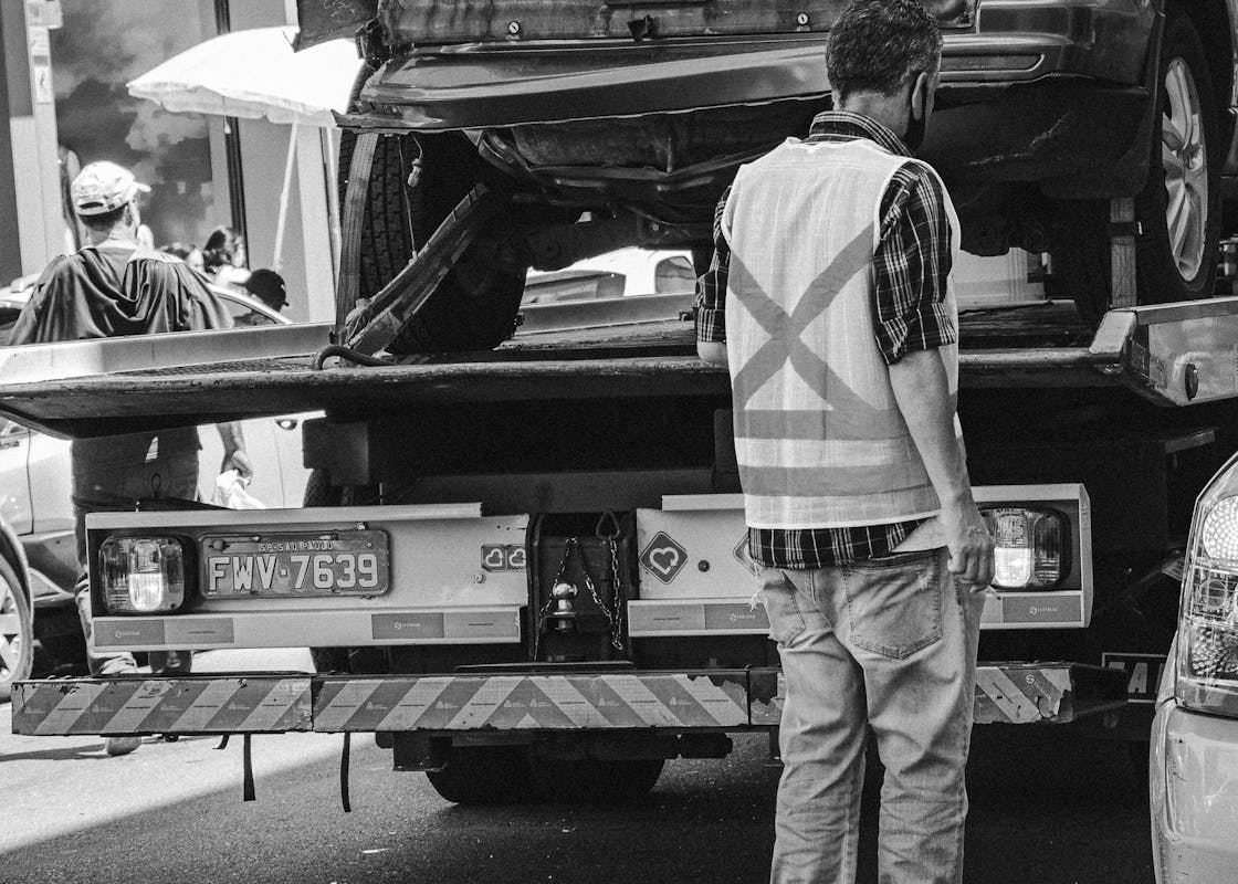 Girne çekici hizmeti – araç flatbed üzerinde taşınıyor