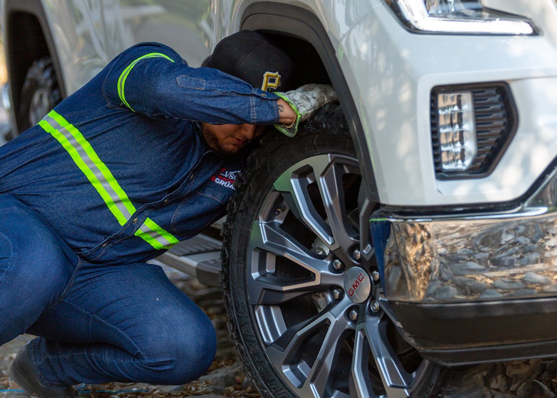 Girne yol yardım hizmeti – akü takviye yapılıyor